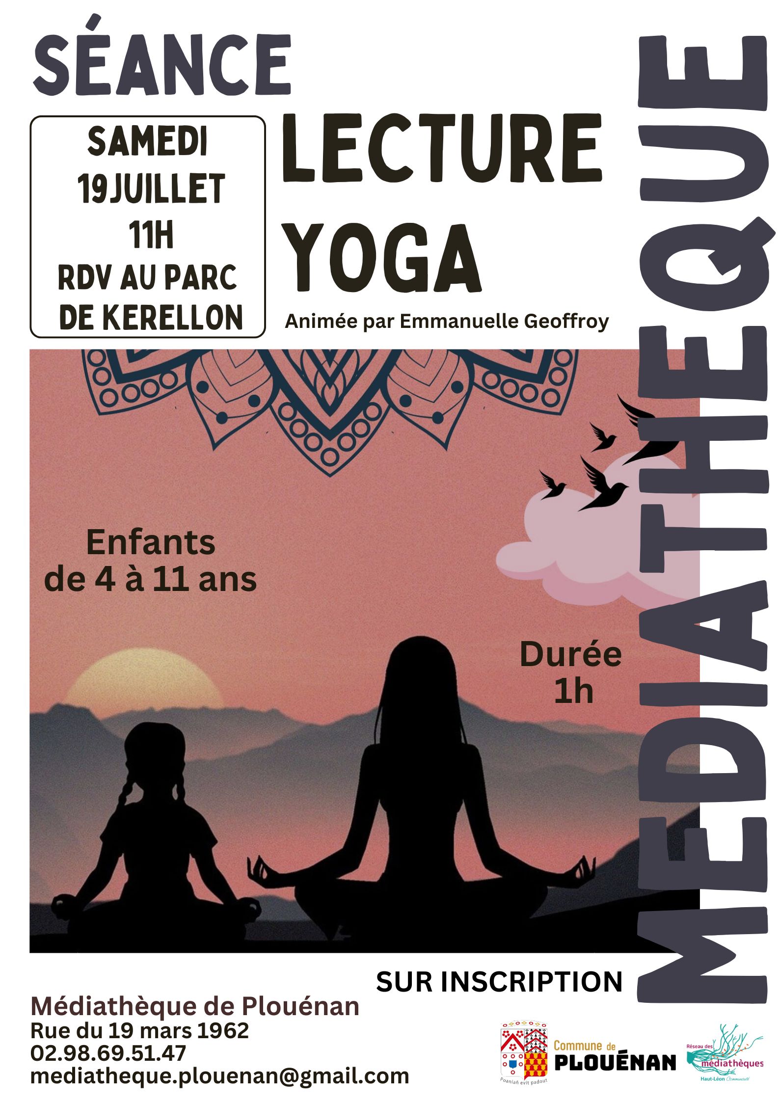 deux personnes font du yoga devant un coucher de soeil